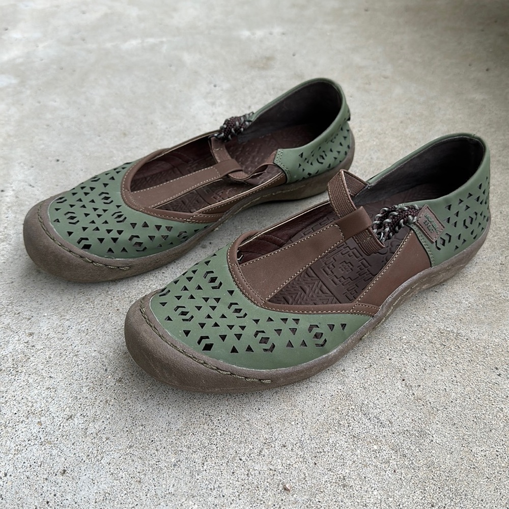 Muk Luks Size 8